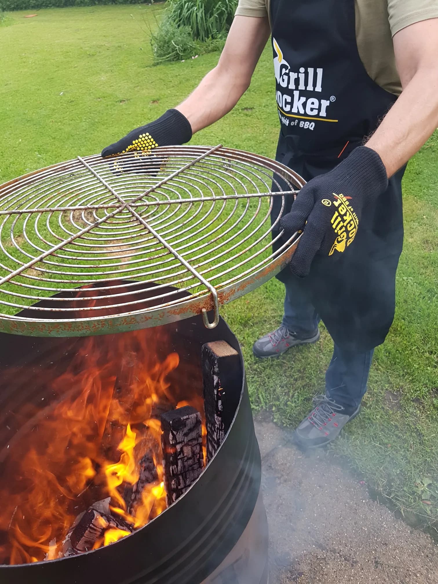 Grill Rocker BBQ Handschuh am Grill